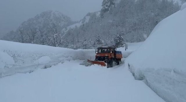 Reshje bore dhe temperatura të ulëta  bllokohet sërish nga ortekët Qafë Thore