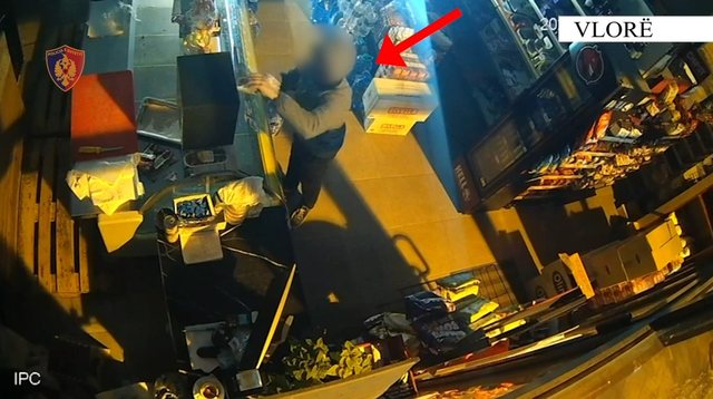 Grabiti para dhe steka cigaresh në dy dyqane  arrestohet 33 vjeçari në Vlorë