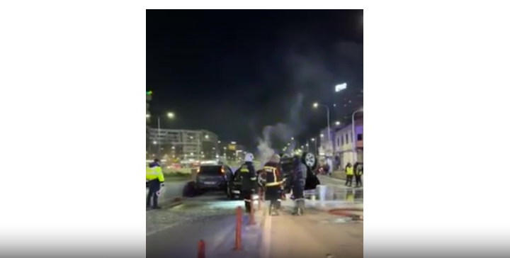 Aksident në Tiranë  makina përmbyset në mes të rrugës 