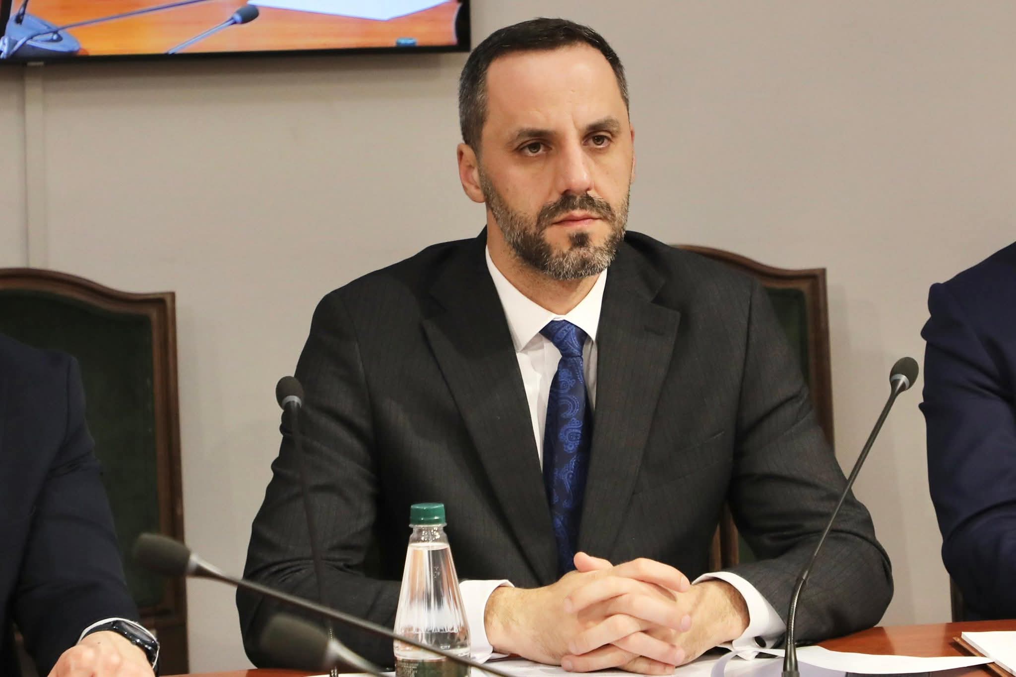 mos-mbushni-qelite-por-vendosni-byzylyket-mesazhi-i-ministrit-te-drejtesise-per-policine-prokuroret-dhe-gjyqtaret