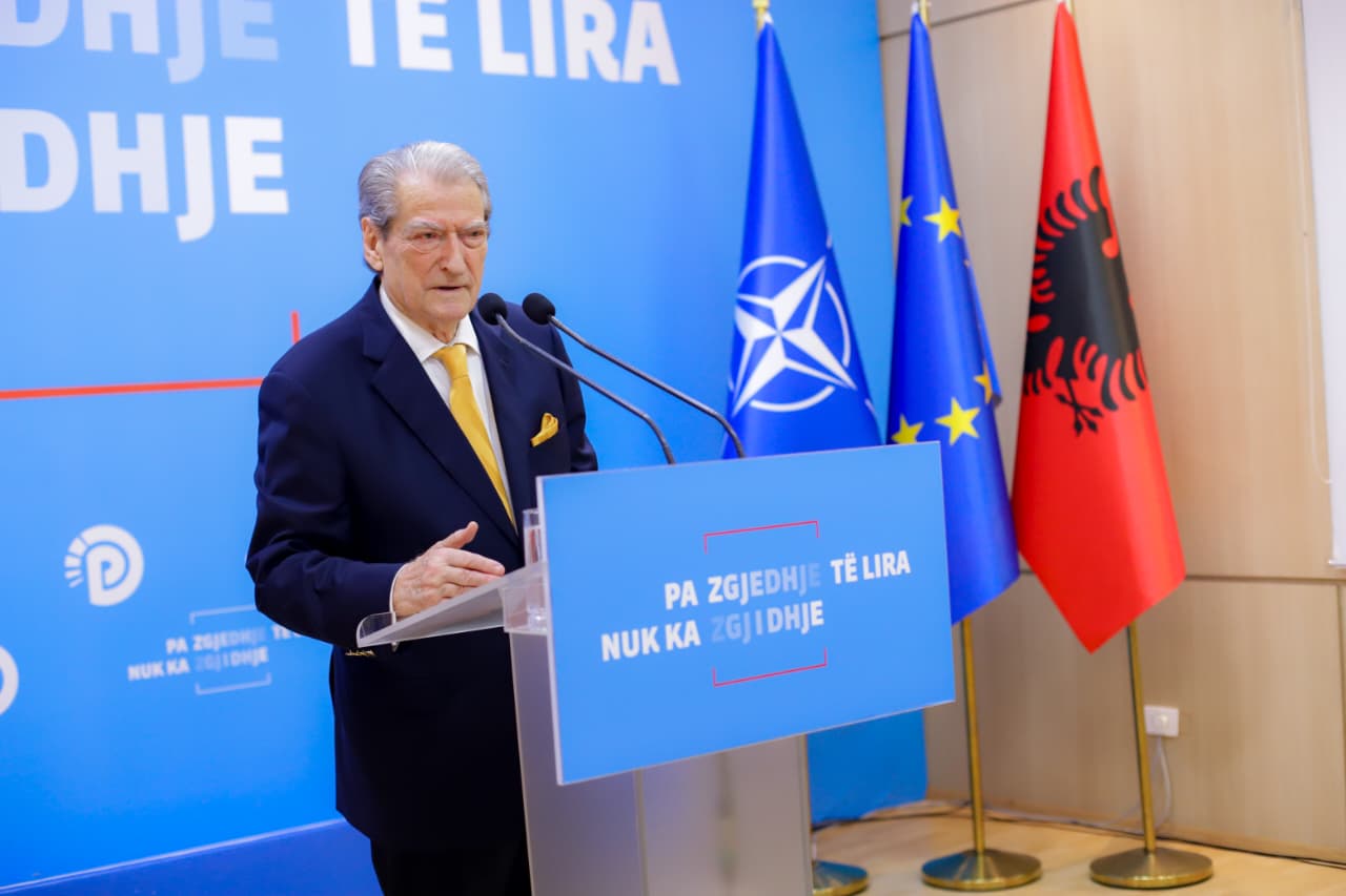  Rama u katandis duke u puthur me Dashin   Berisha thotë se kryeministrit po i mbyllen dyert e BE