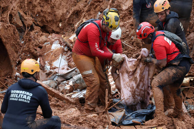 brazil-te-pakten-29-te-vdekur-dhe-dhjetera-te-zhdukur-nga-rreshqitjet-e-dheut-pas-shirave-te-rrembyeshem