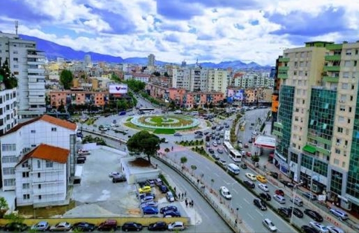 Turistja e huaj denoncon  Më përdhunuan te  Zogu i Zi  në Tiranë