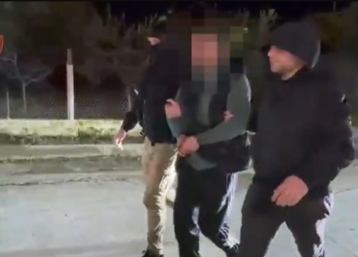 pamjet-e-arrestimit-te-burrit-qe-akuzohet-per-vrasjen-e-kavajes