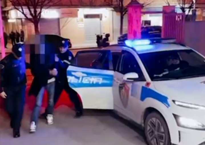 durres-kapet-ne-flagrance-44-vjecari-pas-nje-grabitjeje-ne-farmaci-i-denuar-me-pare-per-vjedhje