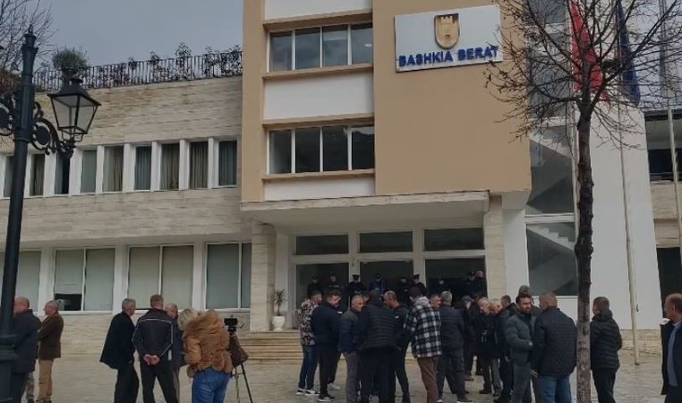  Protestoni sa të doni  rruga nuk bëhet   Bashkia e Beratit i përgjigjet qytetarëve që kërkojnë asfaltim   Nuk pyesim edhe sikur të bëni greva 