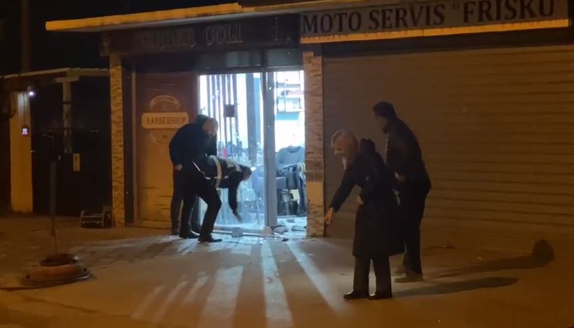 Detaje nga  lufta  në berberhanen e Lezhës  Brenda ishin 4 vetë  u sulmuan nga 3 persona