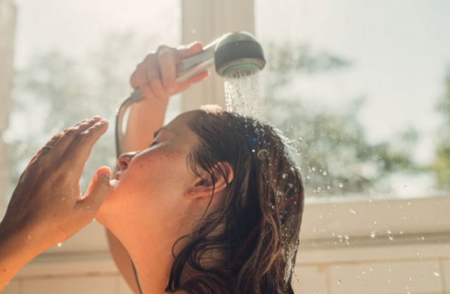 ne-mengjes-apo-ne-mbremje-ja-kur-rekomandohet-te-behet-dushi