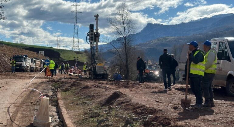 Rrëshqitja e dherave në Librazhd  zhvendoset shtylla e tensionit të lartë