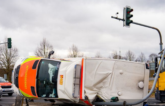 Aksident i rëndë në Gjermani  Ambulanca përplaset me një makinë