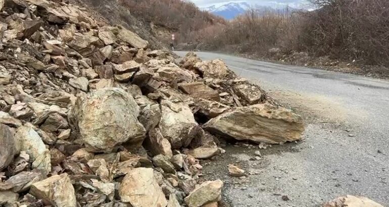 Rrëshqitje gurësh në aksin Gollobordë   Maqedonia e Veriut  asnjë ndërhyrje prej dy javësh