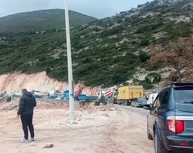 bllokohet-perkohesisht-aksi-tuneli-i-llogarase-dhermi-shperthimi-me-dinamit-mbulon-rrugen-me-inerte