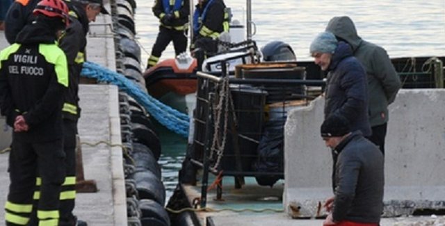 e-rende-ne-itali-20-vjecari-shqiptar-dhu-non-nenen-ne-ditelindjen-e-tij-dhe-hidhet-ne-det-vijojne-kerkimet-ne-civitanova