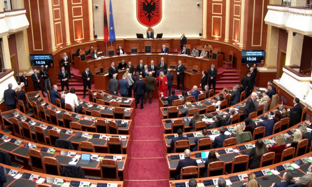 Berishës i ndërpritet fjala  opozita bllokon foltoren në Kuvend