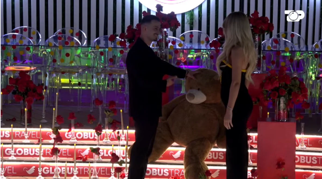 Mateo i organizon një surprizë romantike  Brikena i jep dorën