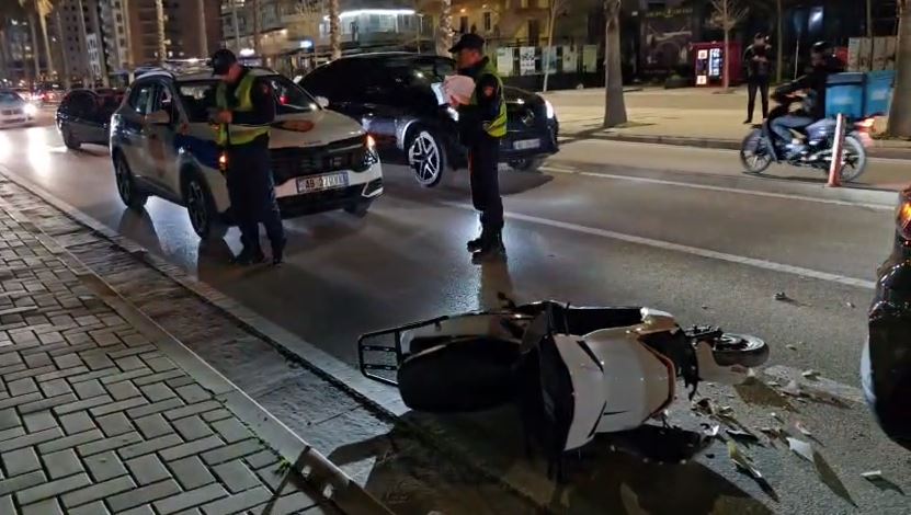 Aksident në Lungomare  Vlorë   Motomjeti përplaset nga pas me një automjet