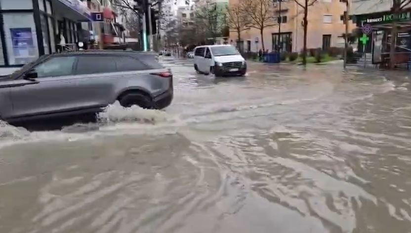 Reshjet përmbytin sërish rrugët e Durrësit  problematikë e përsëritur pranë stadiumit
