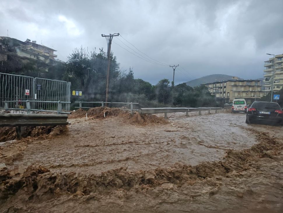 Reshje intensive  përmbyten ambientet e komisariatit të policisë në Himarë  Foto