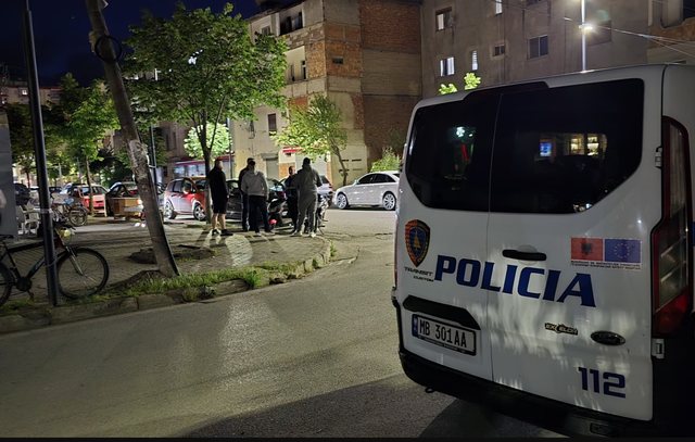 Ngjarja në Tiranë  policia jep detaje  18 vjeçarja u vetëplagos  arrestohen 2 persona  shpallen në kërkim 3 të tjerë