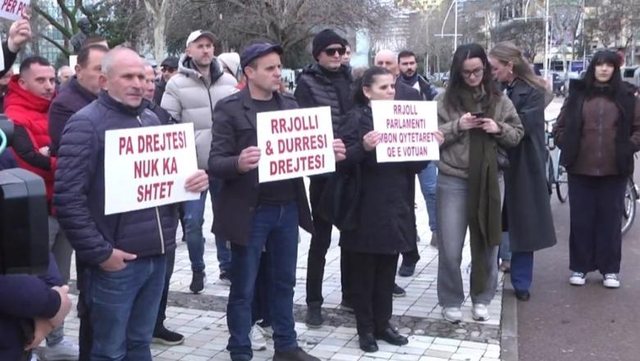  Po na grabisin tokën   Banorët e Rrjollit dhe Durrësit protestojnë para Kuvendit kundër projekteve ndërtimore