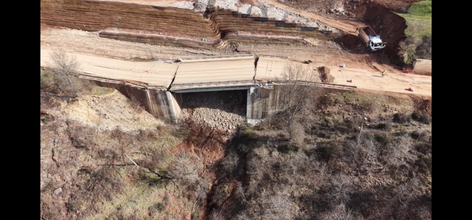 dy-realitete-qarkullimi-i-detyruar-i-kamioneve-nga-bllata-ana-maqedonase-nuk-ka-probleme-rruga-e-arberit-carje-dhe-gropa-ne-asfalt