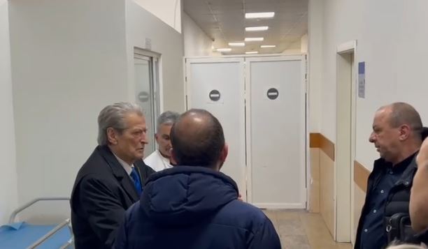 Berisha viziton Bledion Nallbatin te Spitali Traumës  U godit me urdhër politik 