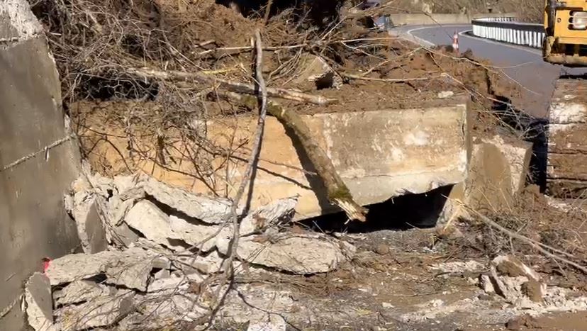 shembet-muri-prites-ne-aksin-maliq-lozhan-bllokohet-nje-krah-i-rruges-prane-ures-se-qenckes