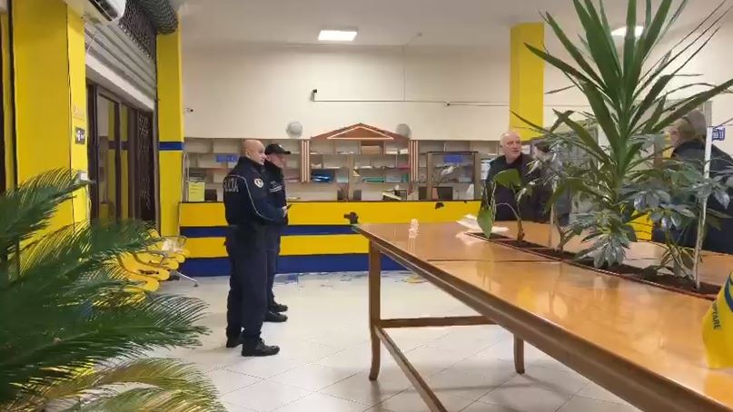 Tenton të grabisë filialin e Postës Shqiptare në Shkodër  autori thyen xhamin e sportelit dhe largohet