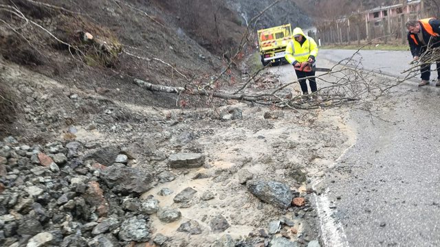 Moti i keq shkakton rrëshqitje gurësh në aksin Burrel Skuraj  rrezik për qarkullimin