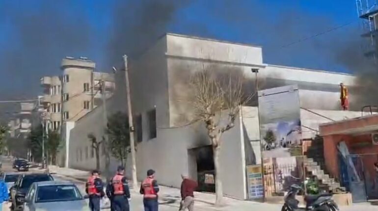 Zjarr në godinën e Muzeut Nënujor në Sarandë