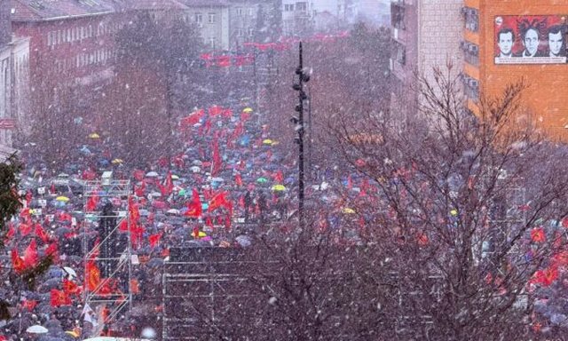  Drejtësi  jo politikë   Mijëra shqiptarë protestë në Prishtinë për krerët e UÇK së