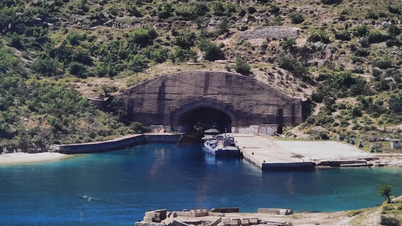 Brenda bazës sekrete detare të Enver Hoxhës  përplasja me rusët dhe marrja e nëndetëseve