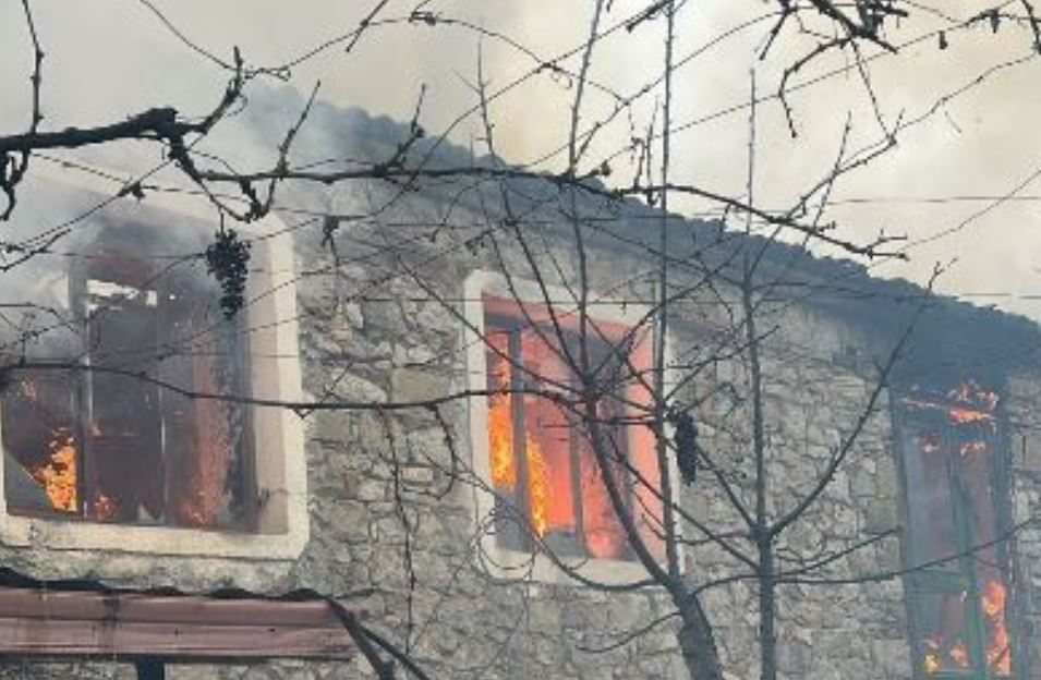 Familjarët ishin në gjumë  përfshihet nga flakët banesa në Zvezdë