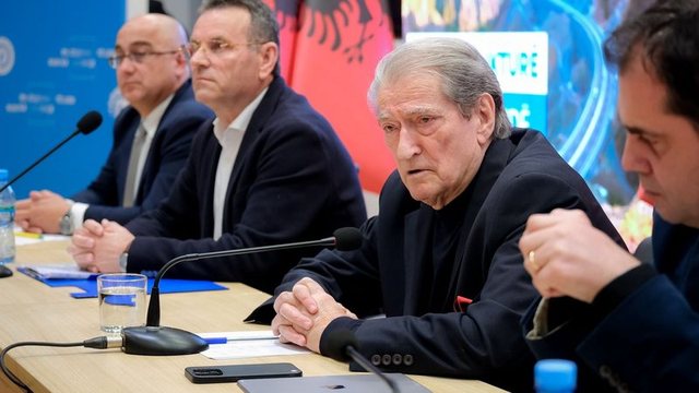 Berisha  Ne i ndërtuam rrugët me kompanitë më të mëdha evropiane  këta i vjedhin paratë me ndërtues shqiptarë