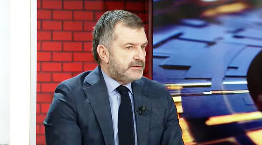 Bushati  Kur demokracia ngushtohet  jam për përdorimin e zjarrit dhe dhunës