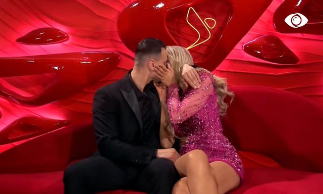 Mateo dhe Brikena zyrtarizojnë afrimitetin  Japin puthjen e parë 