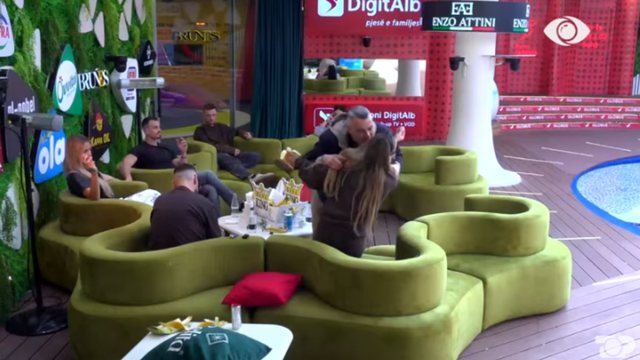 E papritur në BBV  Rogerti puth Juelën dhe thotë se rrezikon divorcin