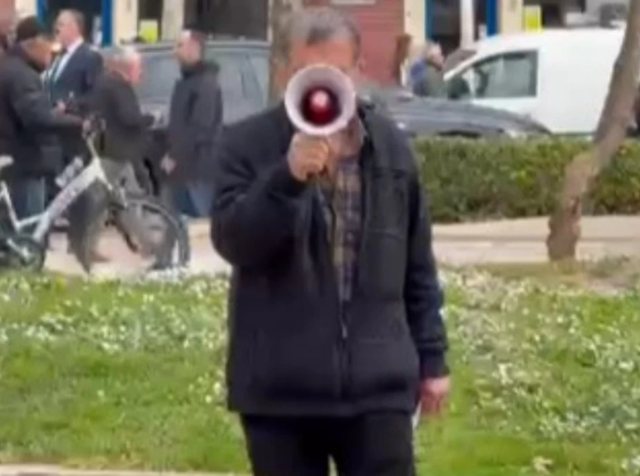 ju-vidhni-kafshaten-e-pensionisteve-ju-jeni-kriminele-burri-i-moshuar-proteston-i-vetem-me-megafon-ne-dore-para-kuvendit