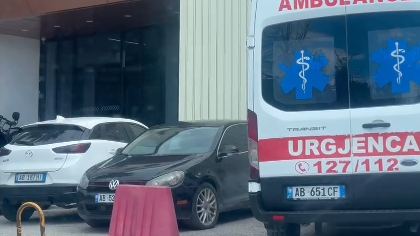 Parandalohet një krim në familje në Vlorë  policia neutralizon 75 vjeçarin që kërcënonte me thikë familjarët