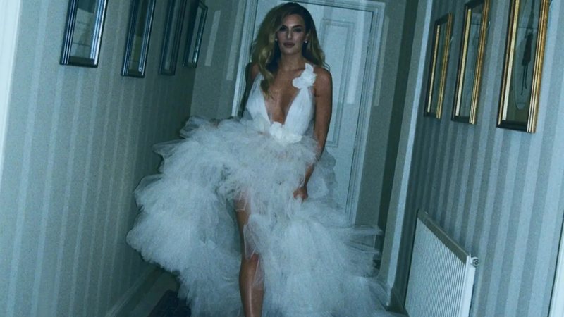 cudit-nje-grua-martohet-me-veten-ne-diten-kur-mbushi-40-vjece