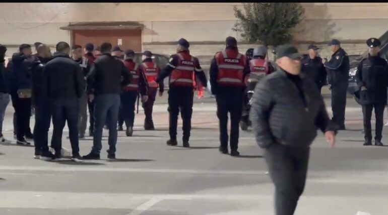 Kaos dhe përplasje pas ndeshjes Flamurtari Elbasani  Policia shoqëron skuadrën nga frika e incidenteve
