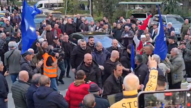 LIVE Protesta e PD  nis grumbullimi i qytetarëve në disa pjesë të qendrës  mungon podiumi