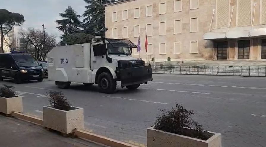 PD protestë për imunitetin e Ballukut  1500 policë dhe autobote uji në gatishmëri para Kuvendit