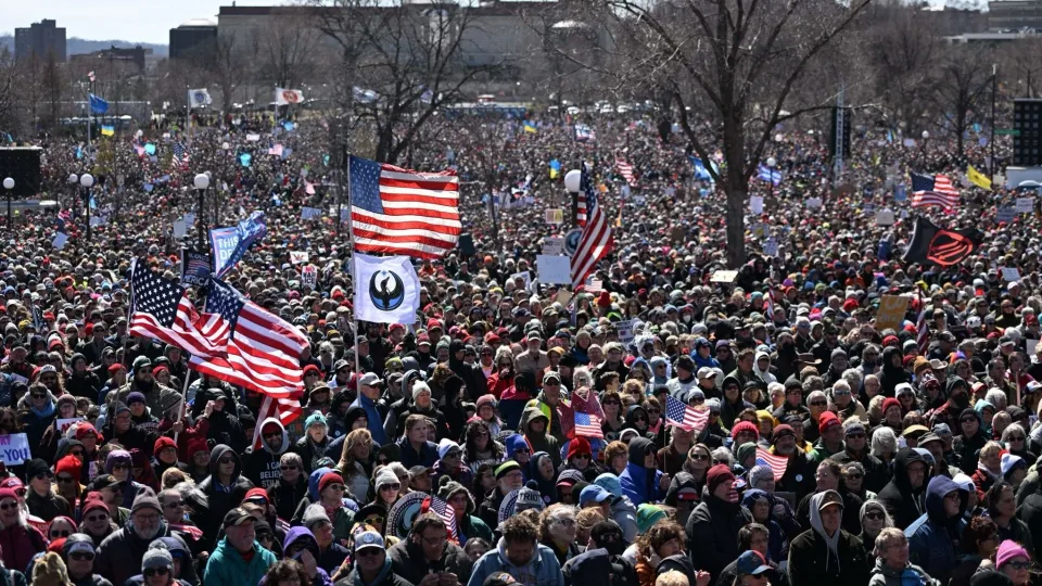 protesta-masive-ne-shba-kunder-politikave-te-administrates-trump