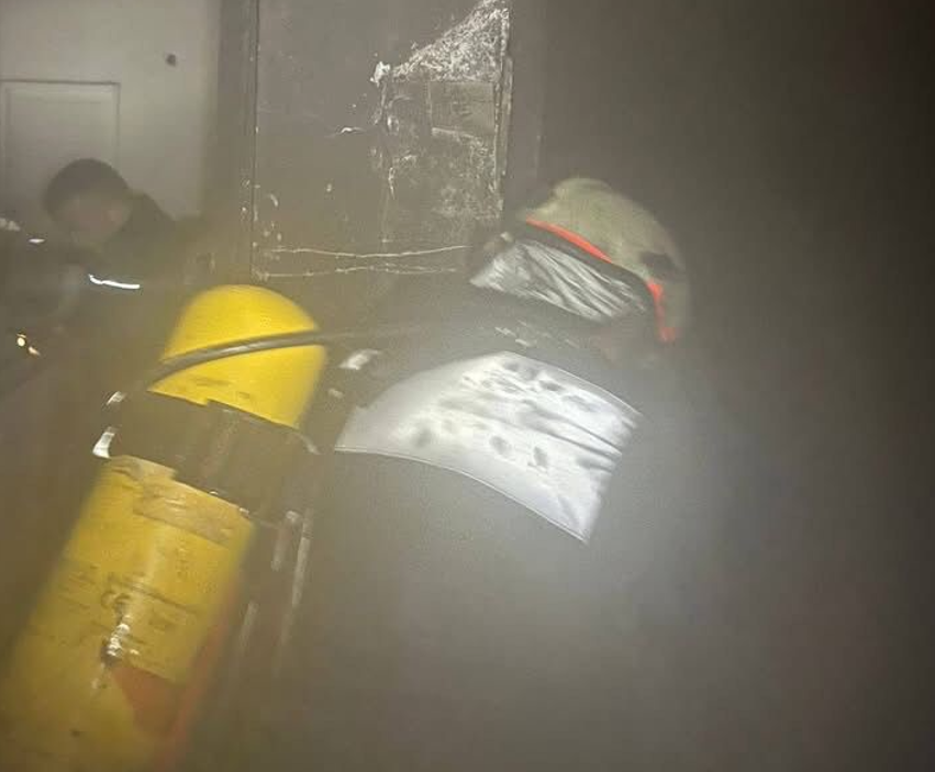 Zjarri përfshin një banesë në Gjirokastër  rrezikohen banorët e një pallati 5 katësh