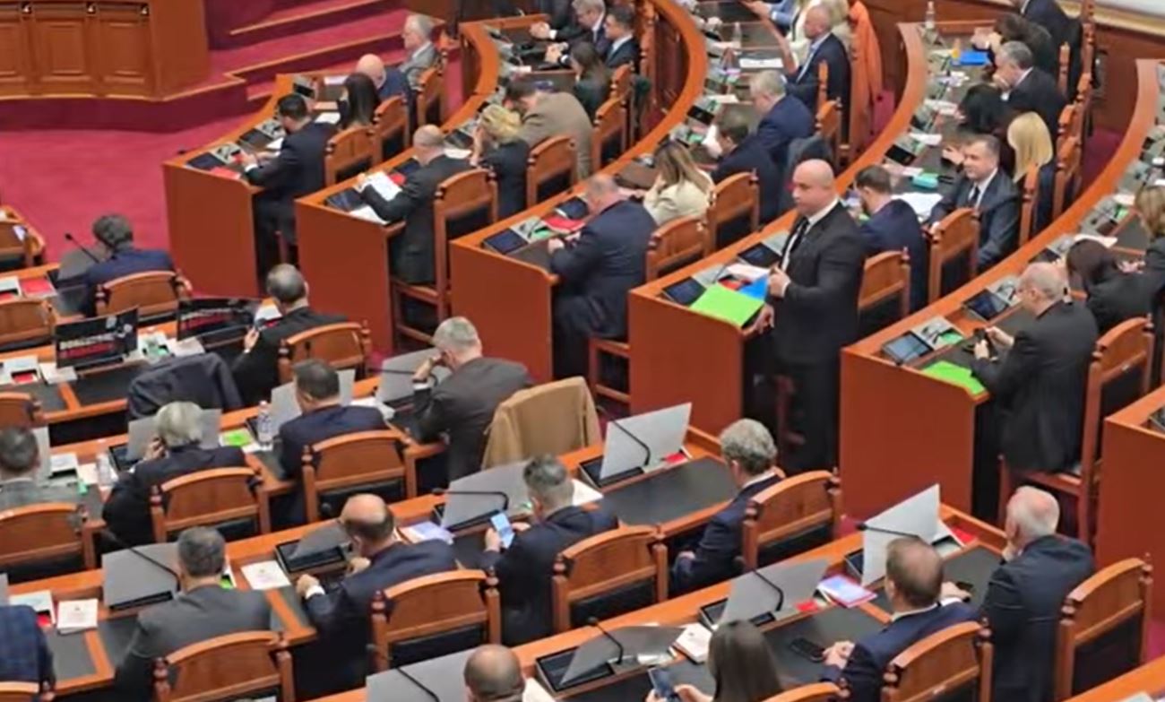 Gardisti pranë Ballës në Kuvend  Noka i drejtohet Peleshit  Pse po qëndron aty 