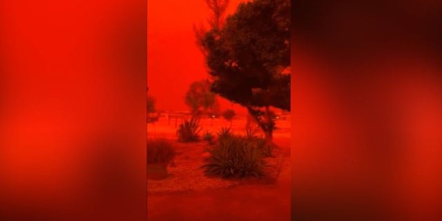 Fenomen i rrallë në Australi  qielli merr ngjyrë të kuqe pas ciklonit Narelle