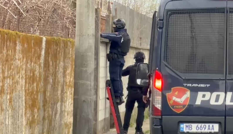 Del foto dhe emri i personit që qëlloi me armë në Shkodër