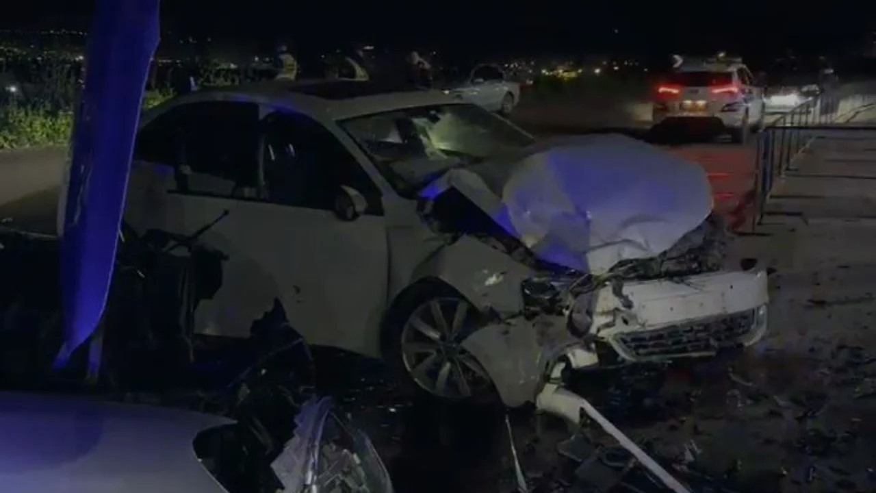 Përplasen  kokë më kokë  dy automjete  shoferët dhe pasagjerët dërgohen në spital