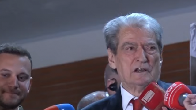 Berisha nga QSUT  Hodhën helme që përdoren për verbimin e arinjve  granata zhurmuese e bomba